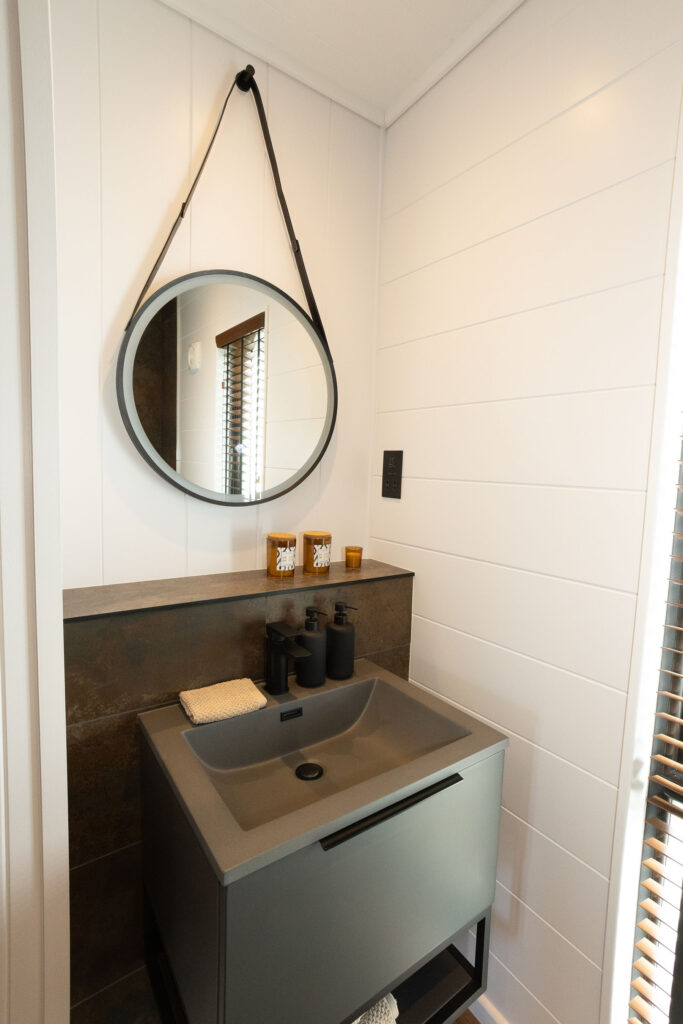 2025 Prestige Tempest lodge bathroom